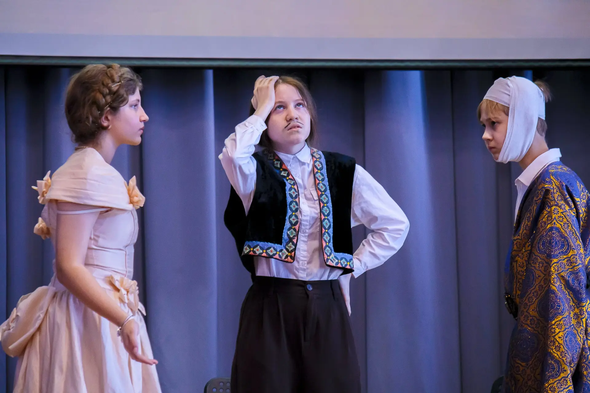 СПЕКТАКЛЬ «ТОТ САМЫЙ ЧЕХОВ»  🎭 В преддверии Всемирного дня театра в школе с аншлагом прошла премьера