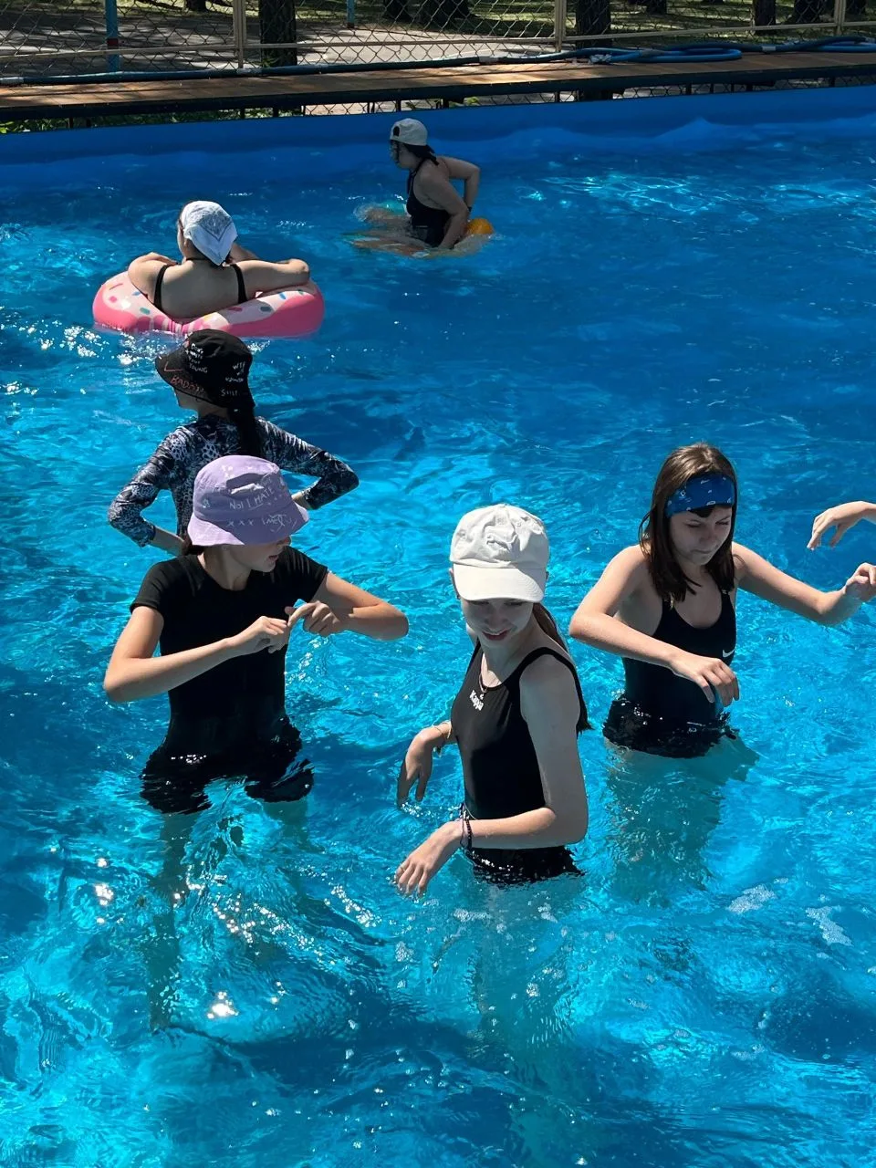 6 отряд проводит время в бассейне 🏊‍♂️☀️