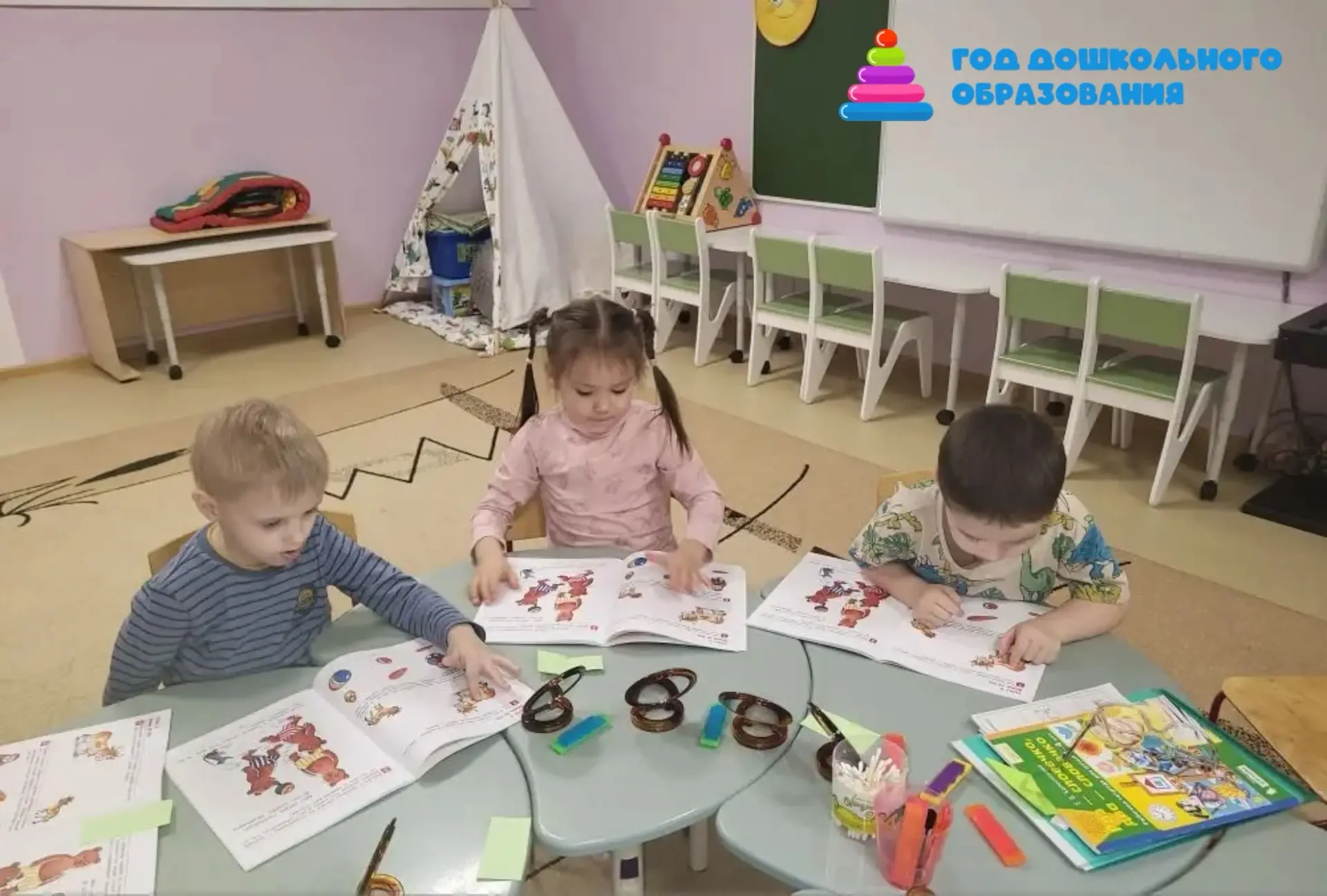 В саду успешно работает дополнительный образовательный кружок «Говорушки», реализующий ...
