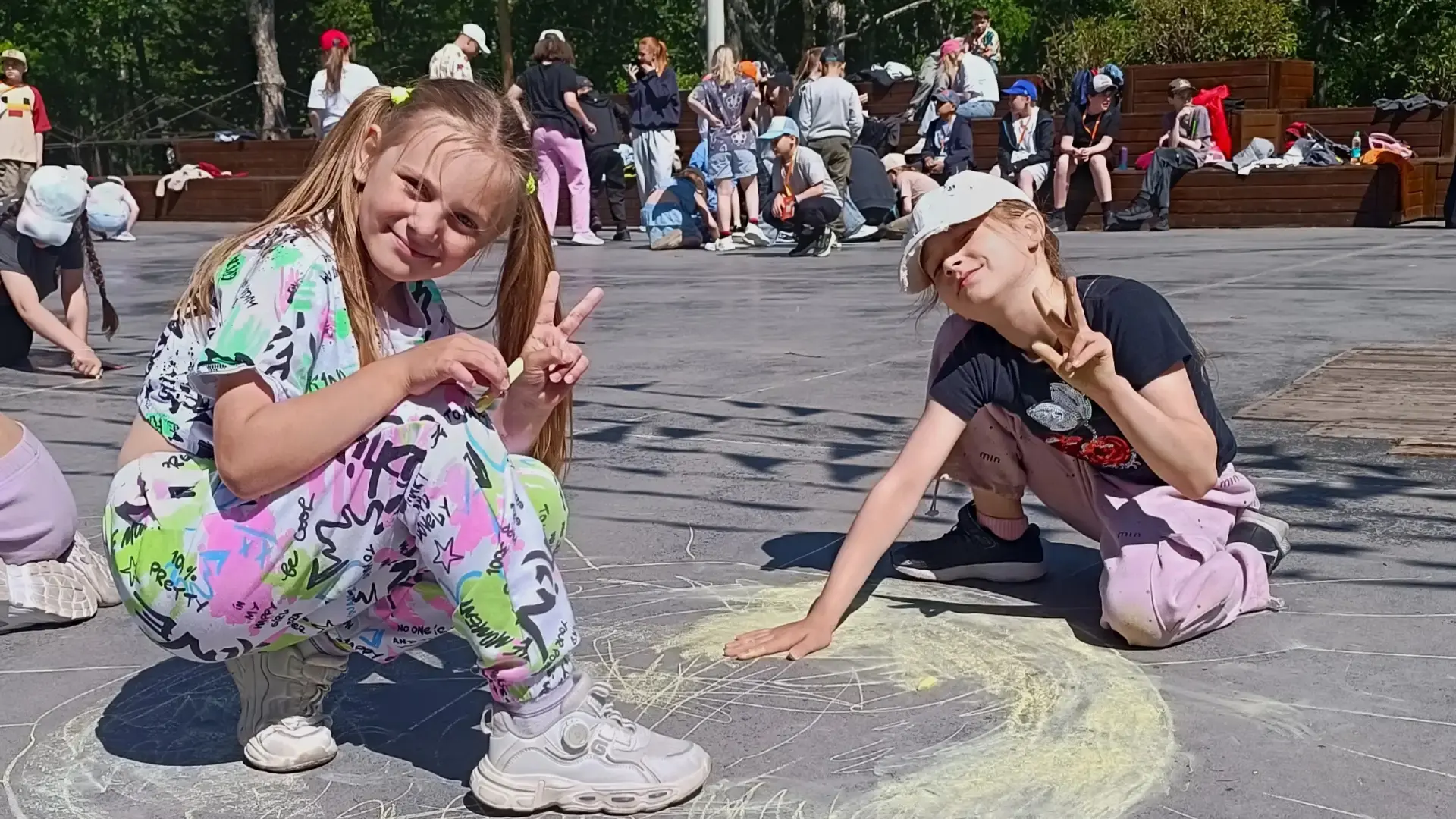ЛЕТО, на старт! 🏃‍♂️☀️

Каникулы? Да!
Солнце? Да!
Отличное настроение? Да!

Ребята в парке проводят