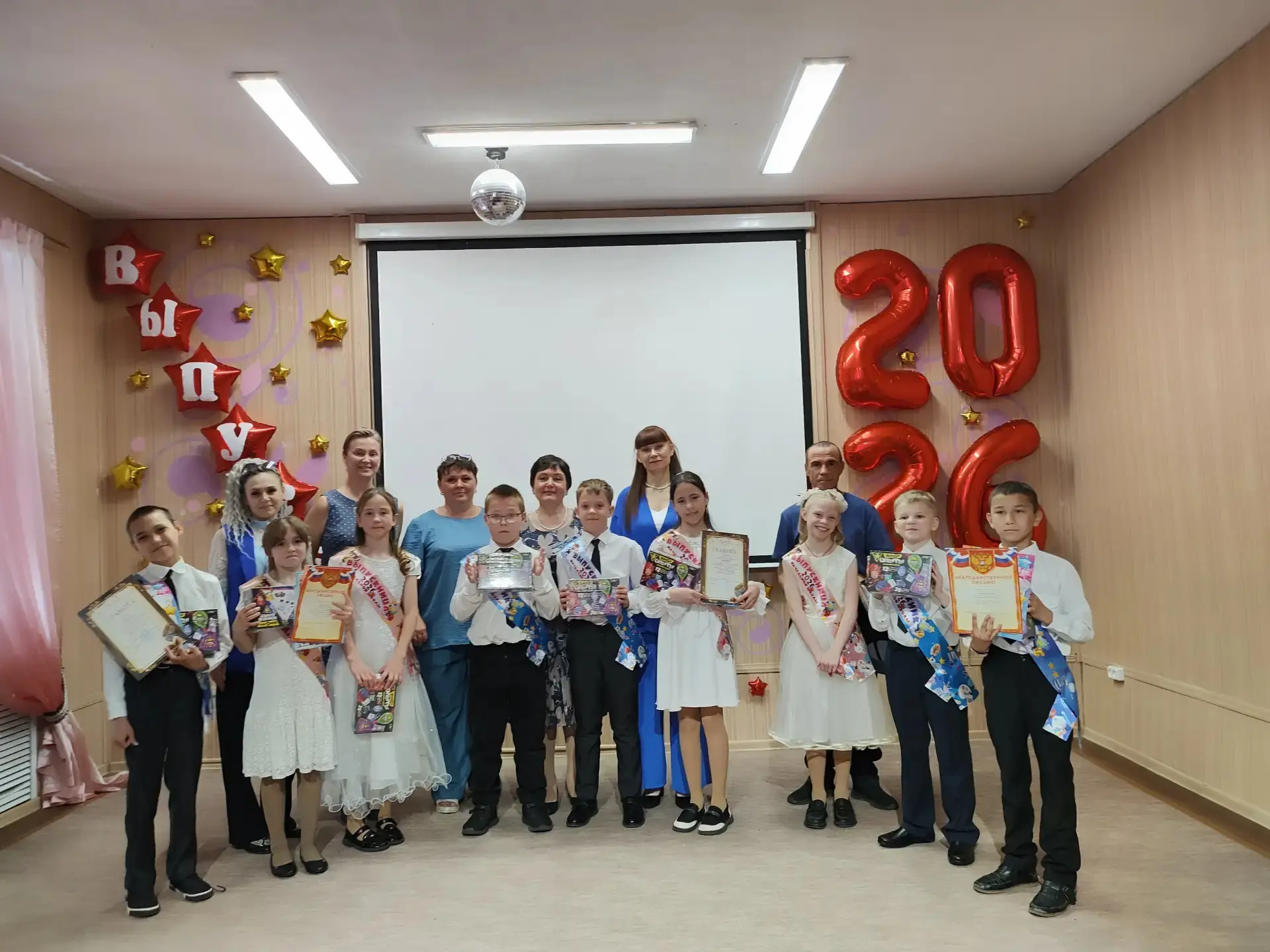 В нашей школе прошёл торжественный выпускной для учеников 4 класса. Для ребят этот день стал не толь