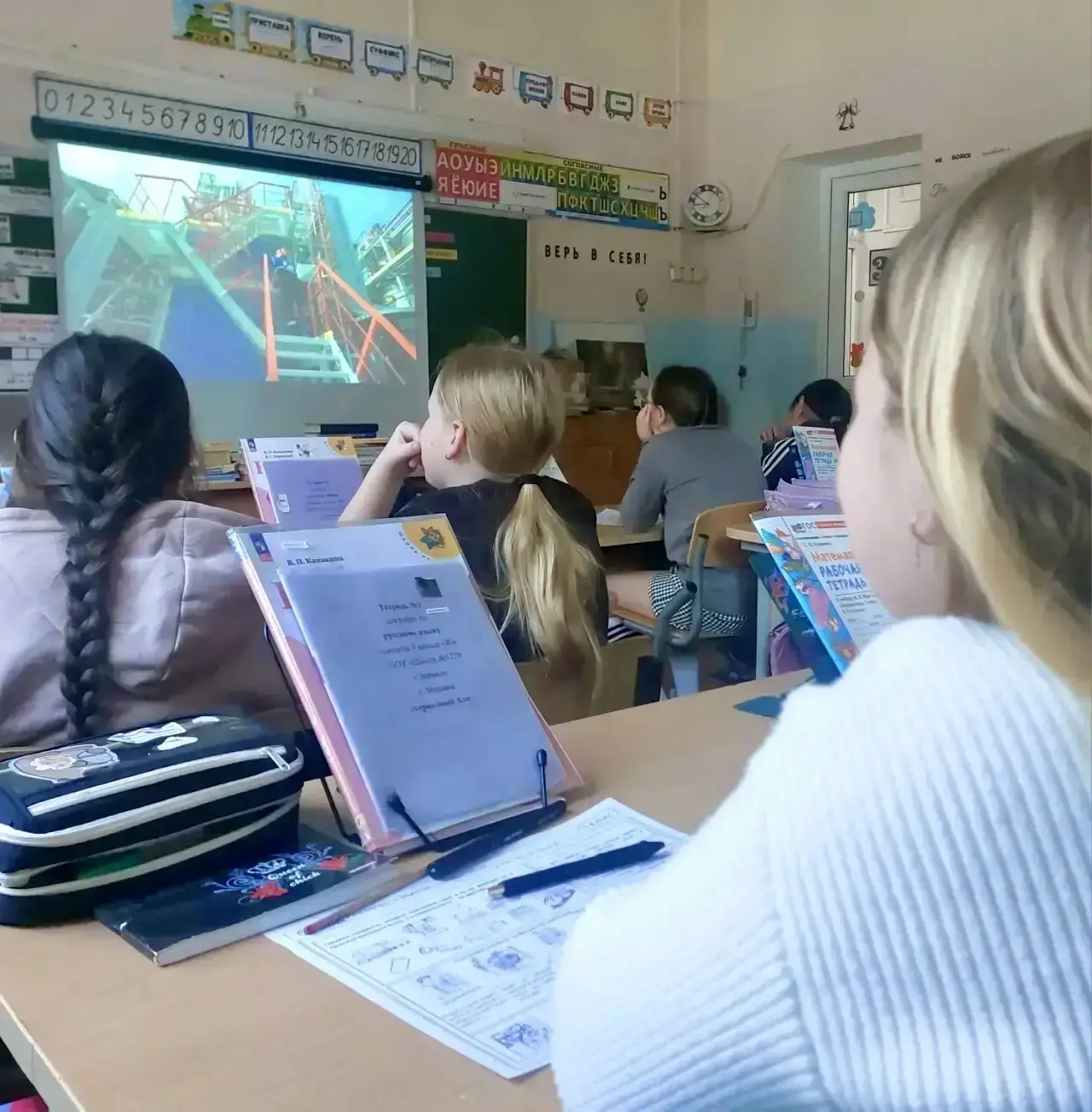 Где создаётся будущее?  🏭 В понедельник на внеурочном занятии «Разговоры о важном» наши школьники уб