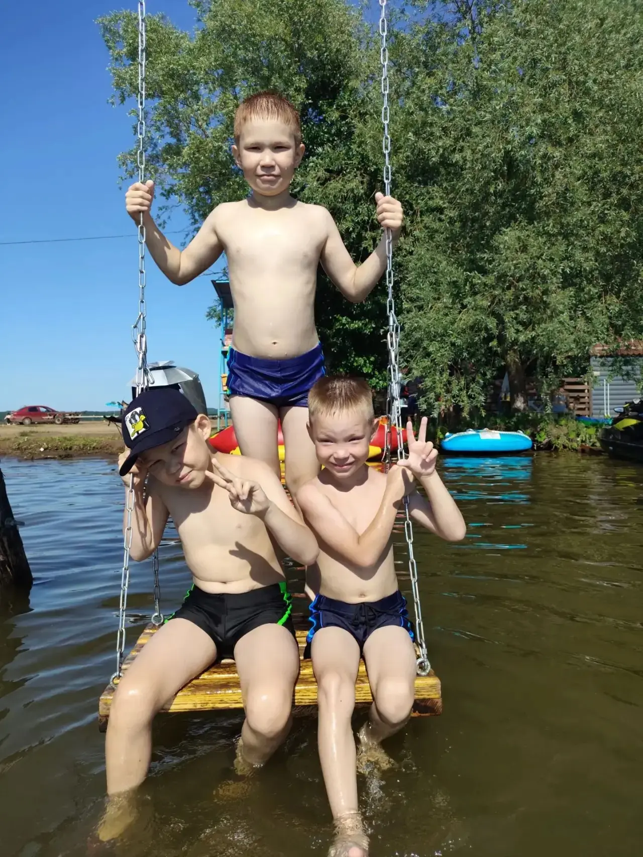 👋 Я Валерий из 3 «Б». Сейчас каникулы — мы с семьёй ездим в Карманово. 😍

Вода тёплая, как парное 