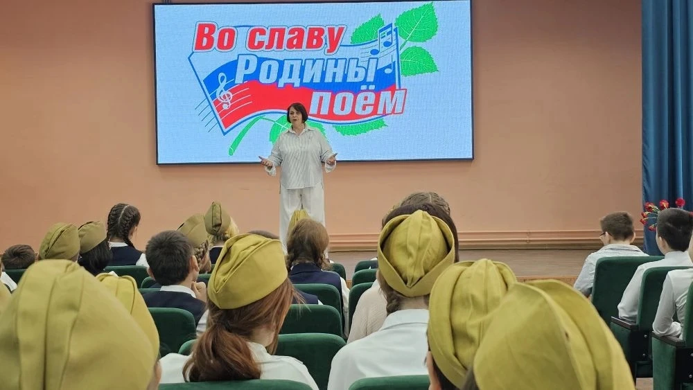 Сегодня в нашей школе завершился ежегодный фестиваль песни «Во славу Родины поём!». Это событие стал