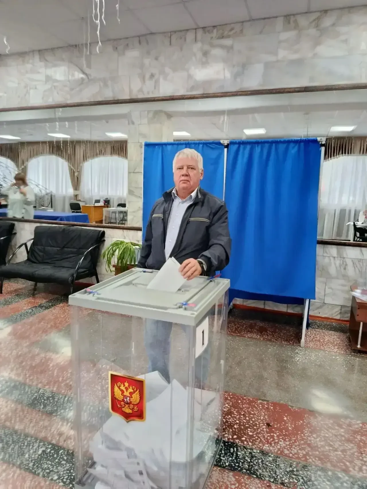Депутат Законодательного Собрания Новосибирской области Олег Бугаков проголосовал на св...