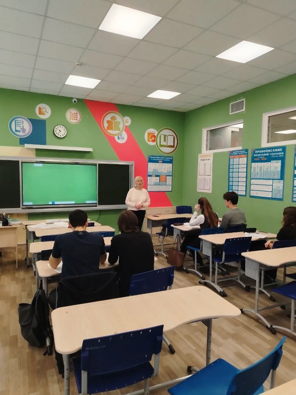💡 Доцент кафедры тифлопедагогики Е.Б. Быкова рассказала школьникам Ленинградской области об институт