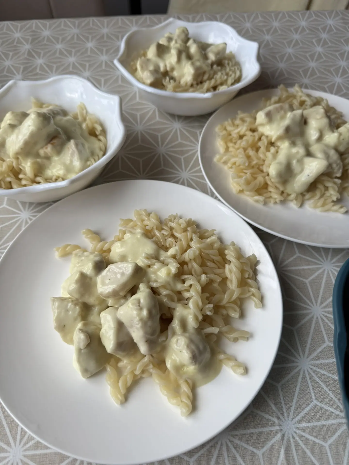 Быстрый летний обед 🔥
Курица в сметанном соусе (приготовление на видео ☝️), на гарнир макароны.
Сал
