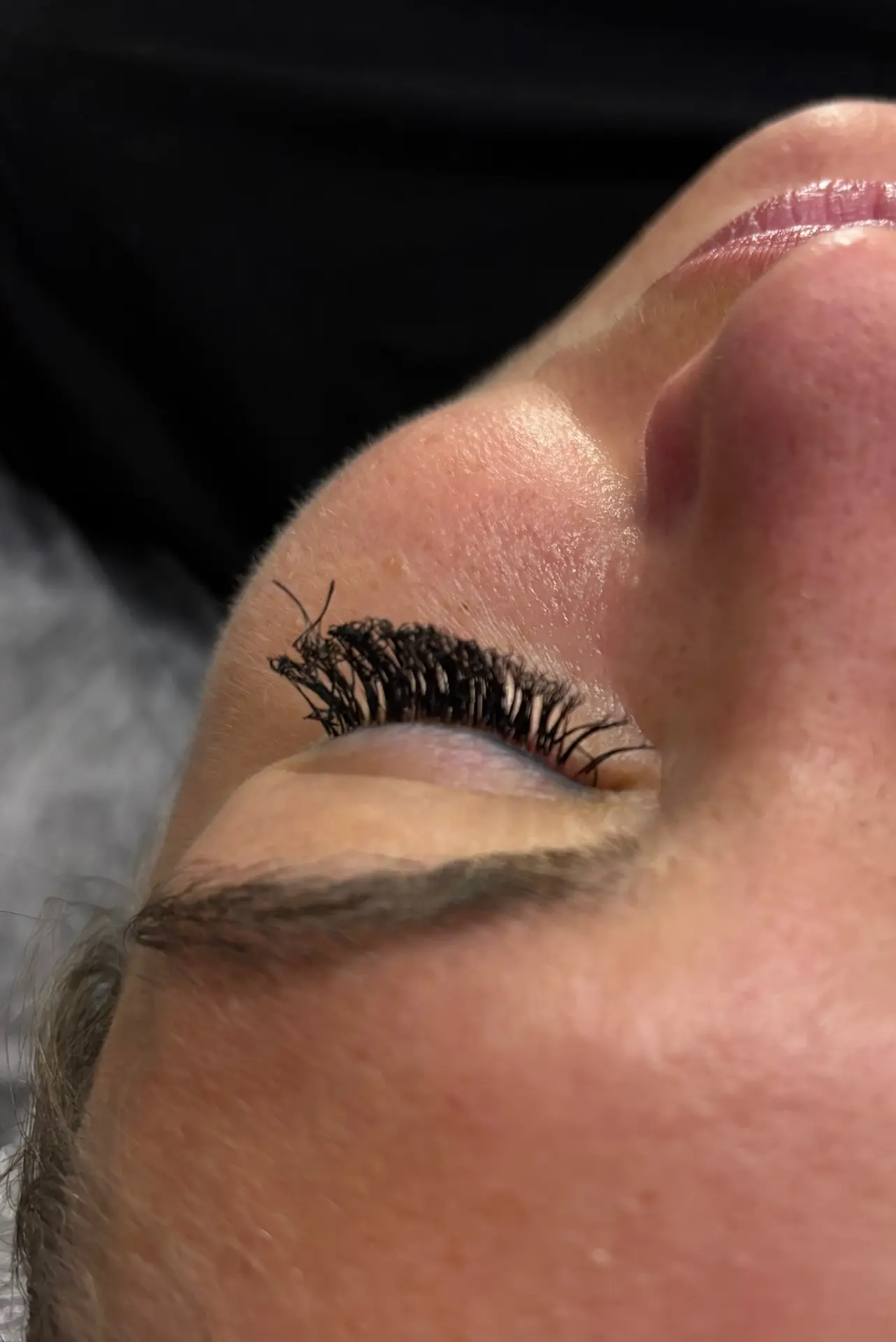 «Отдыхали у костра? Ресницы целы?»