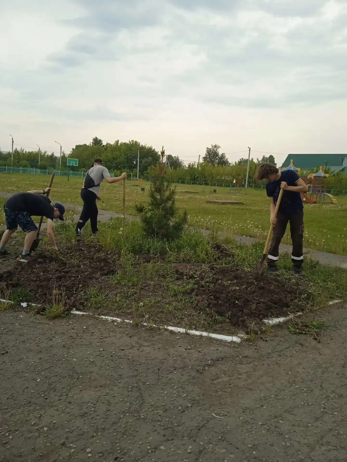 🪏 Волонтёрский отряд «Добрые сердца» вновь доказал: добрые дела живут рядом с нами

Вооружившись ло
