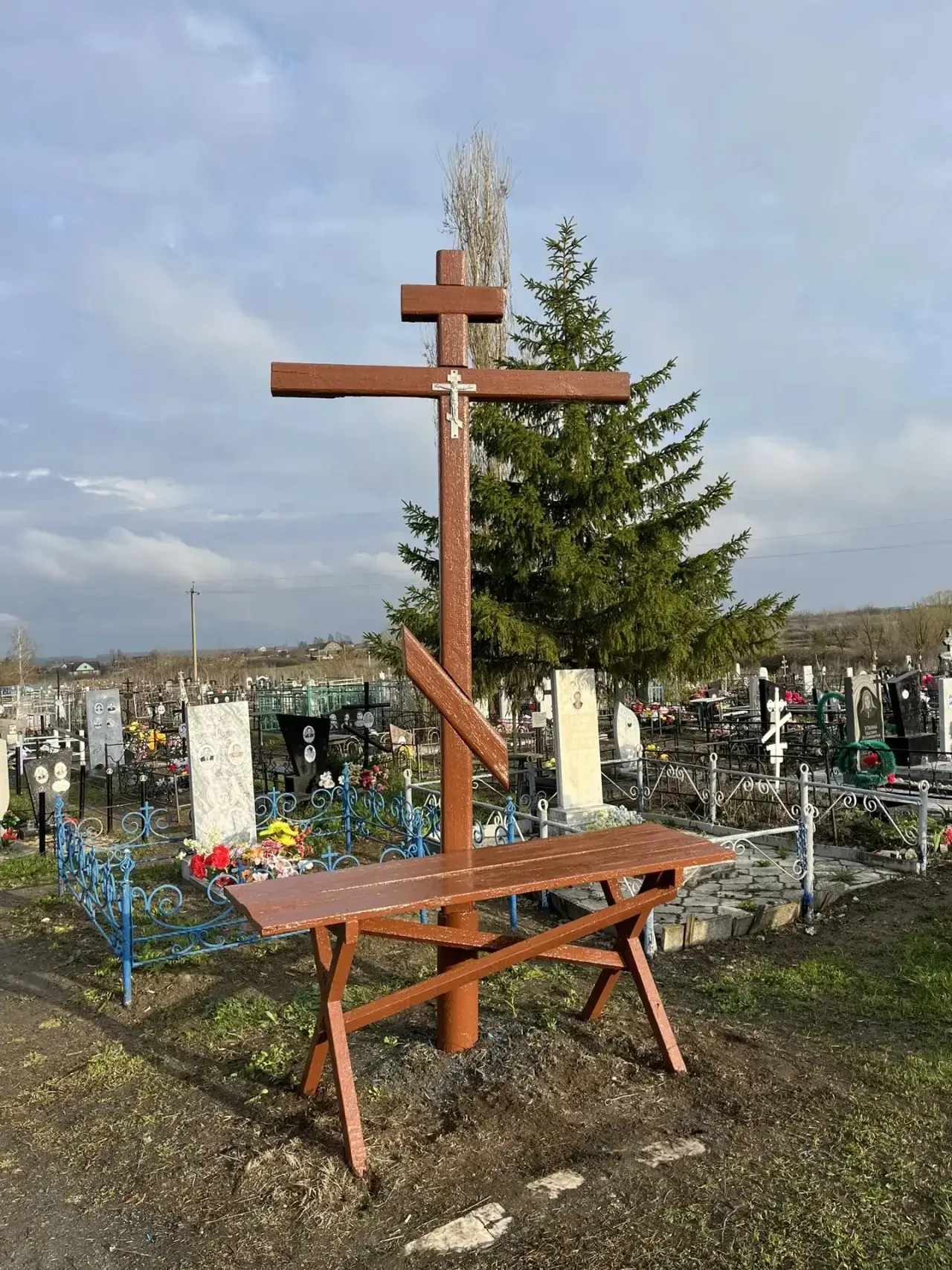 Уважаемые жители!Накануне светлого праздника,был обновлен поклонный крест на территории кладбища в с