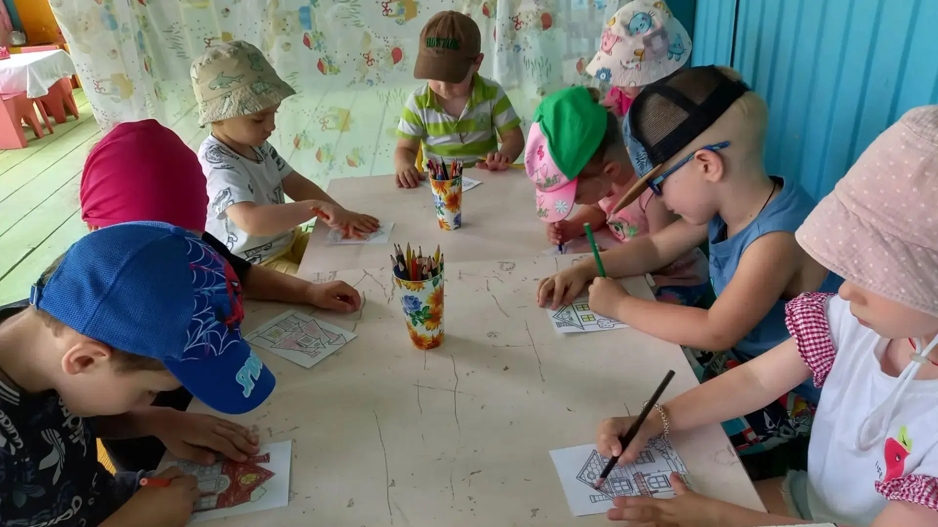 Любовь в родному городу Липецку выразили ребята группы "Радуга":раскрасили домики,обустроив город,в 