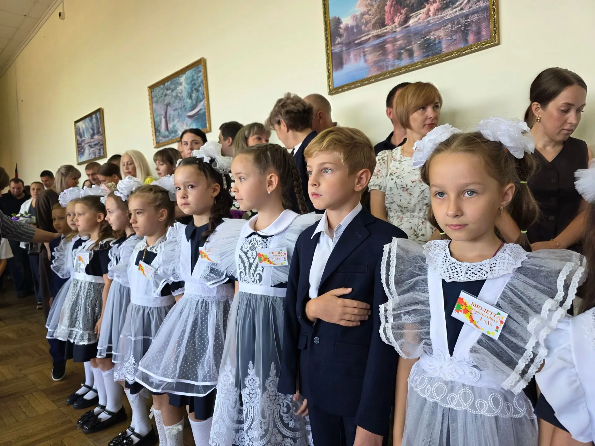 А это первое выступление начинающих школьников