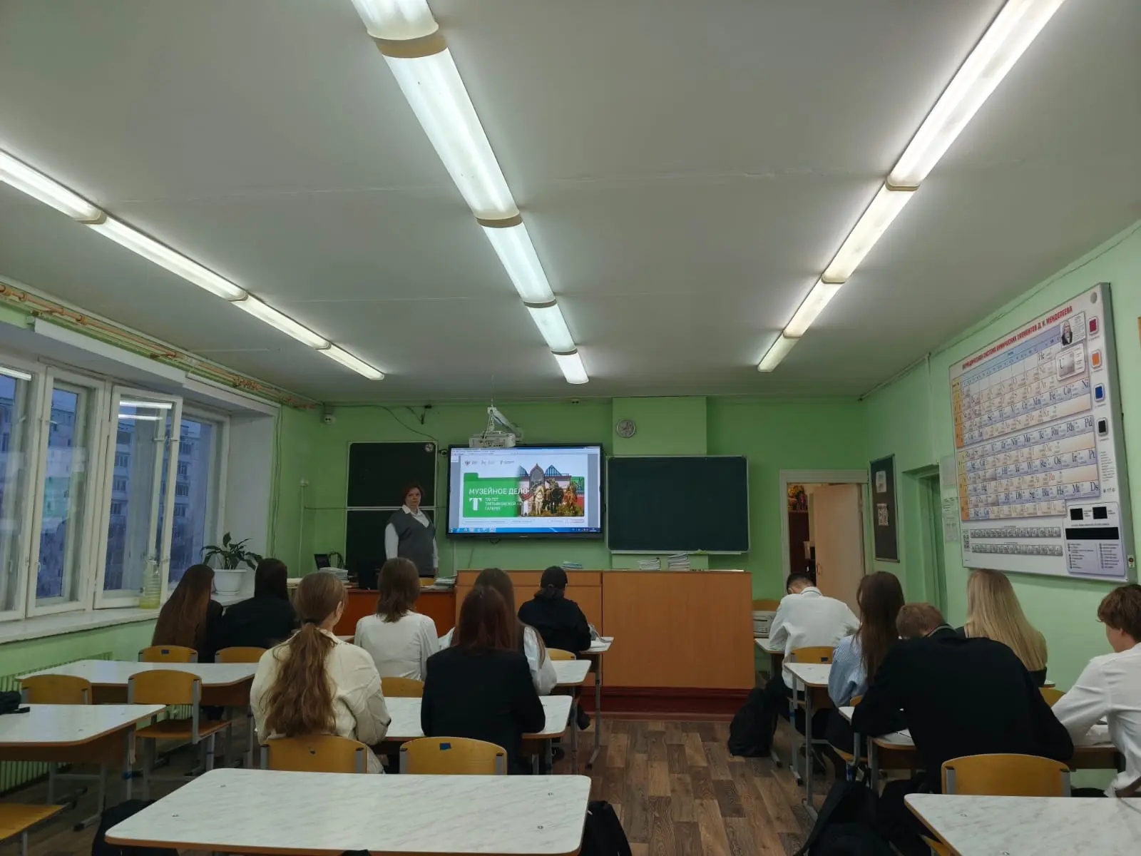 Новая учебная неделя в нашей школе традиционно началась с торжественного выноса флагов и исполнения 