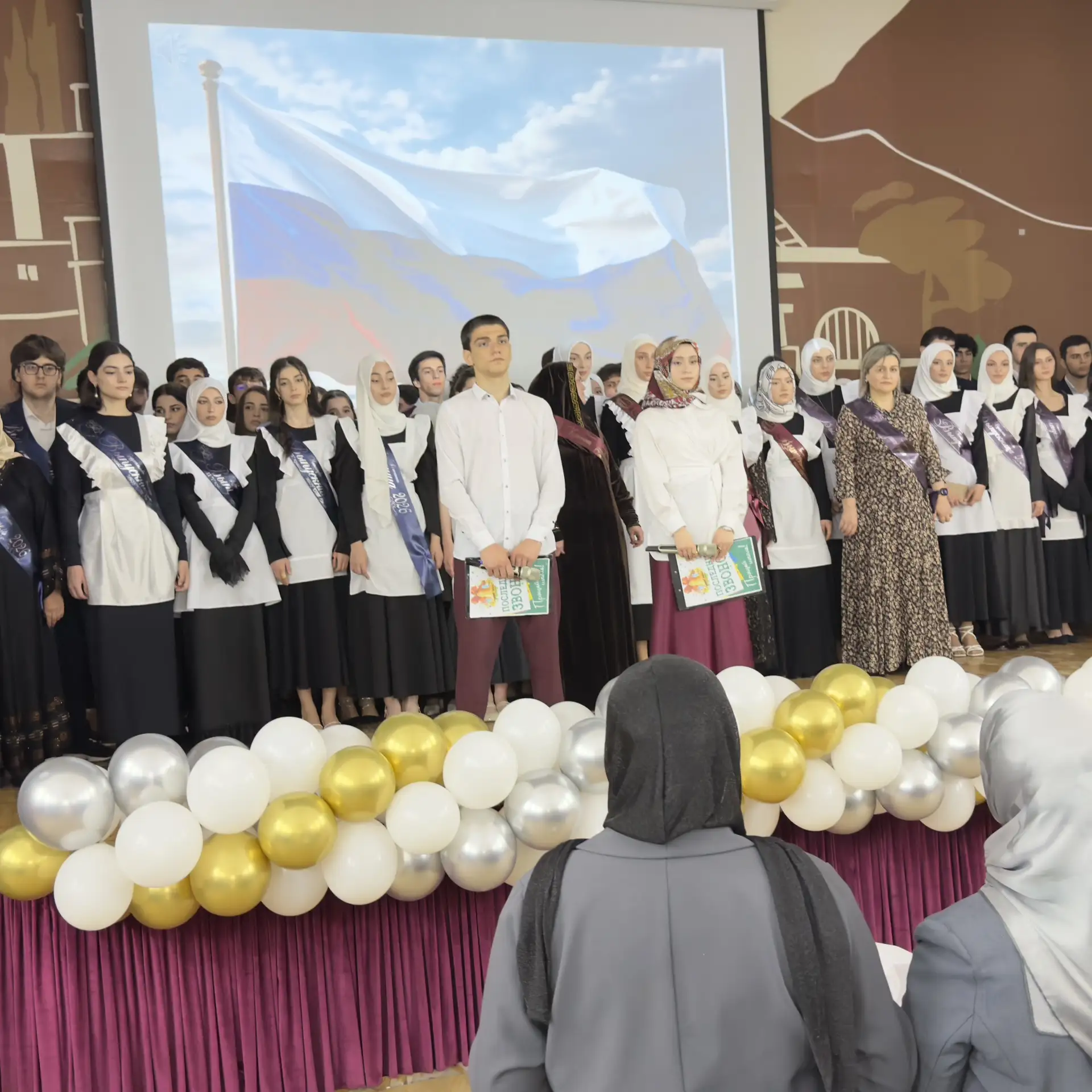 🎓 Ярко, звонко и с капелькой неизбежной грусти — следом за девятиклассниками в МБОУ СОШ № 58 отгреме