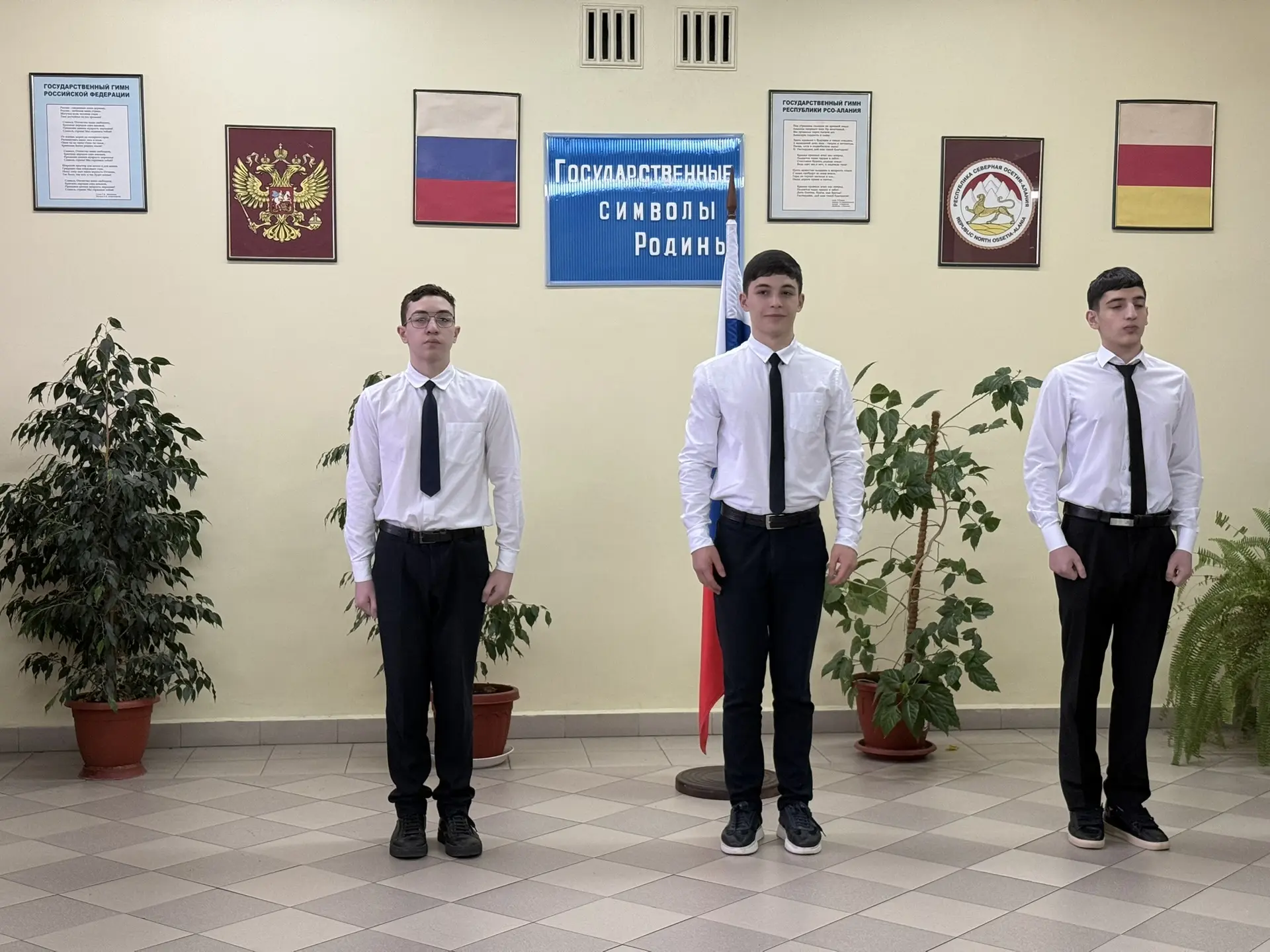 Утро понедельника в лицее традиционно началось с торжественной линейки, выноса Государственного флаг