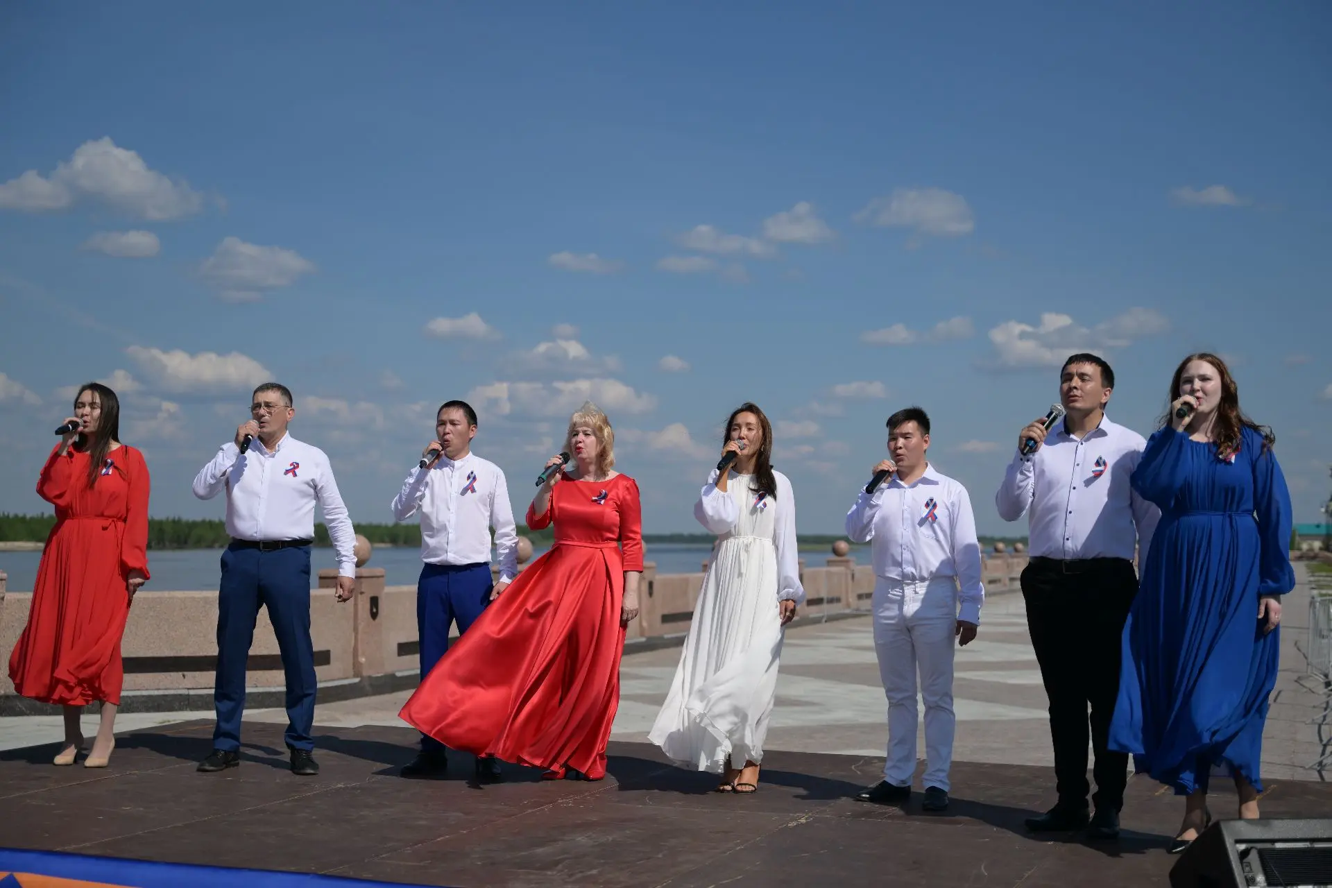В Тарко-Сале состоялась гражданско-патриотическая акция, посвящённая Дню России. Праздник объединил 