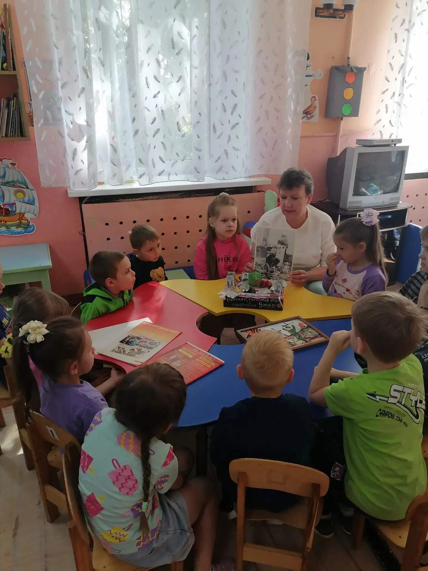 22 июня, в День памяти и скорби, в нашем детском саду было особенно тихо и торжественно. Сегодня дош