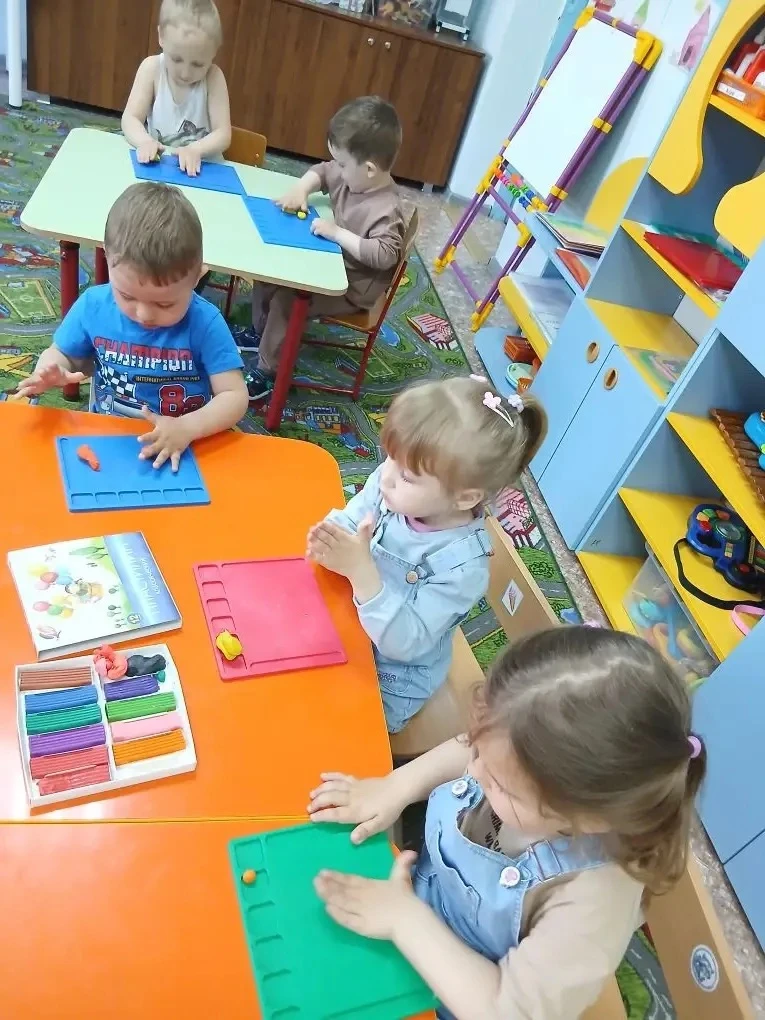 Лепка "Утенок". Учились лепить предмет состоящий из нескольких частей