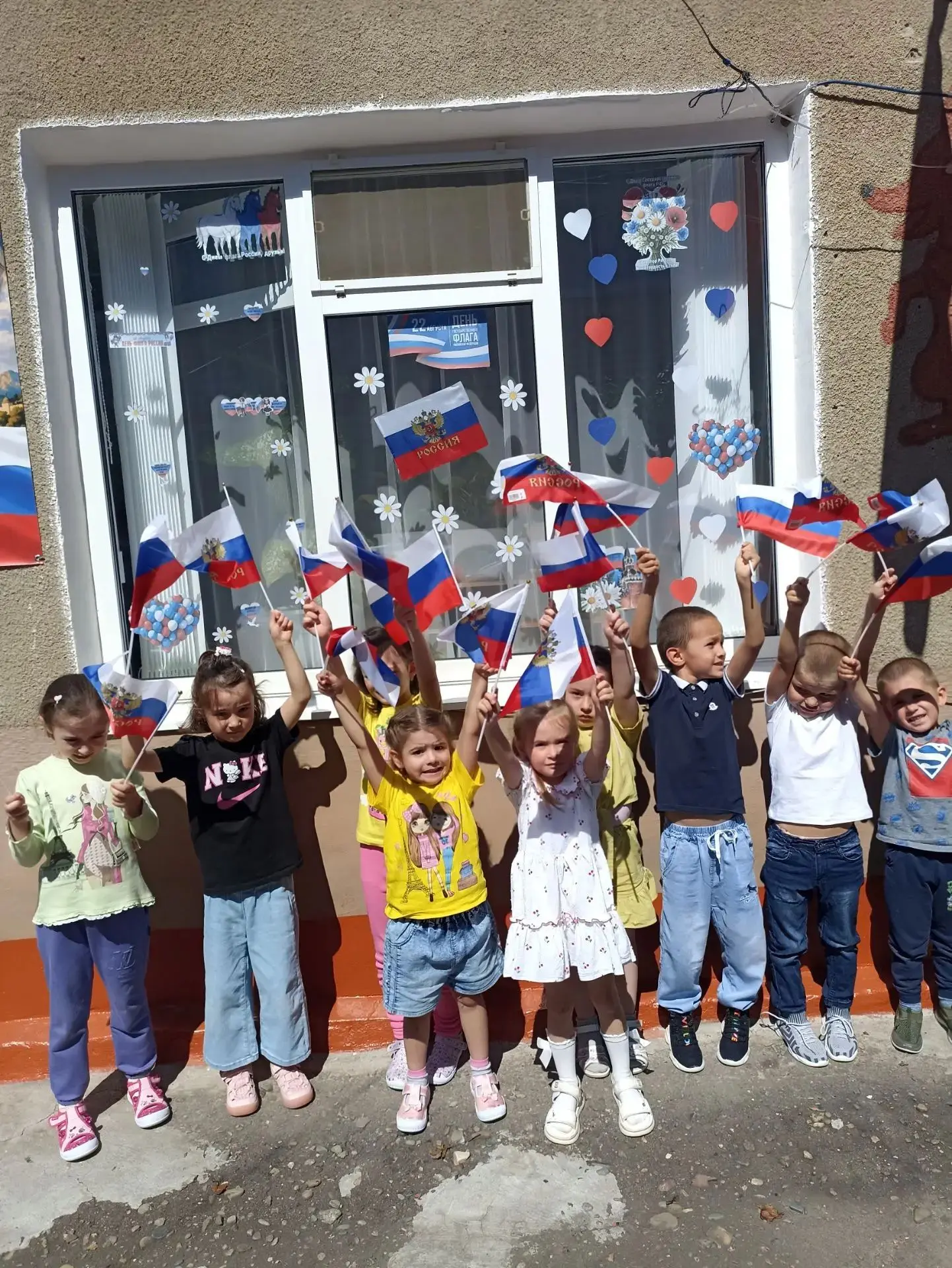🇷🇺✨ В нашем детском саду сегодня много ярких красок! Ребята с большим энтузиазмом укр...