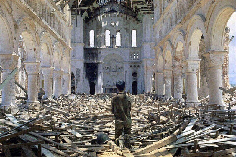 Солдат молится посреди руин разрушенного храма. Республика Вьетнам. Фото 1972-го года.