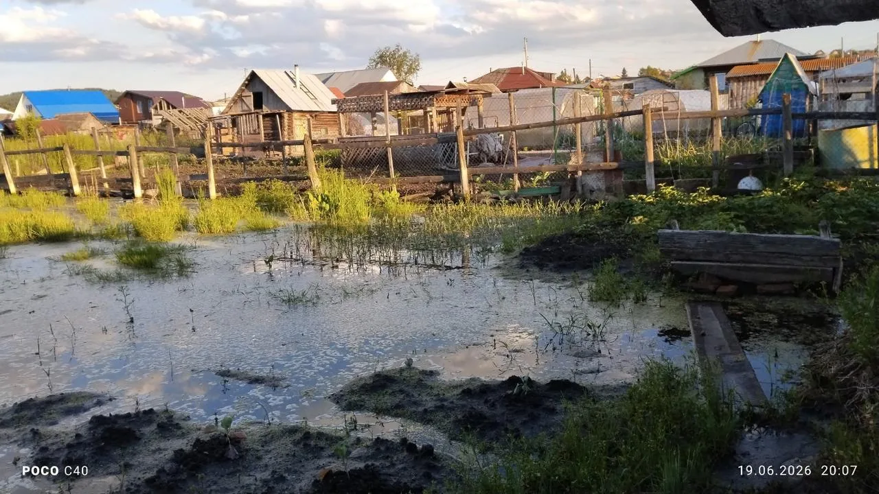 🌊 Еще фото из Старгорода, где участки и дома местных жителей топит на протяжении трех лет. С такой 