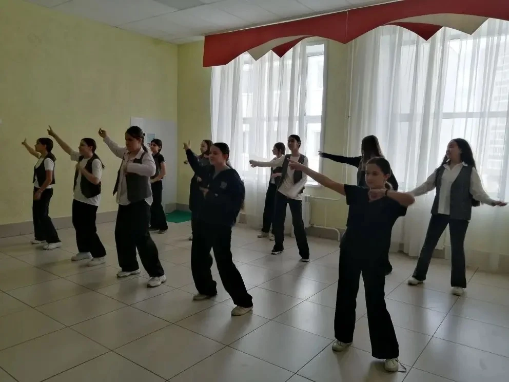 Активные перемены — заряд позитива на весь день! ✨💃  Сегодня в нашей школе царила настоящая празднич