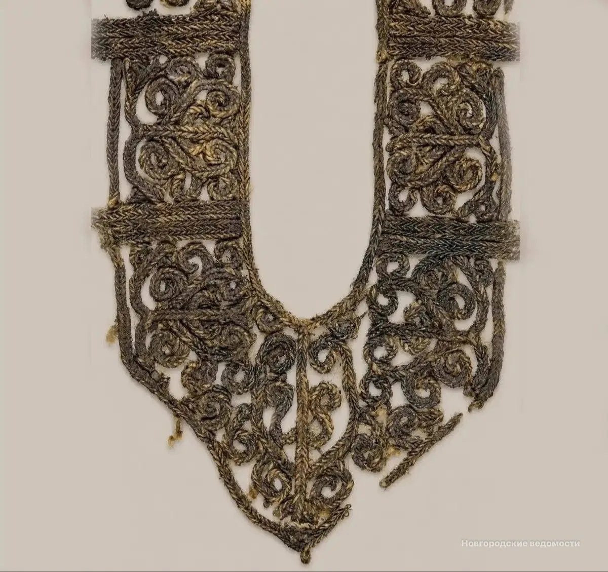 🪡 В Новгороде показали рубаху из гробницы XVII века с уникальной вышивкой.