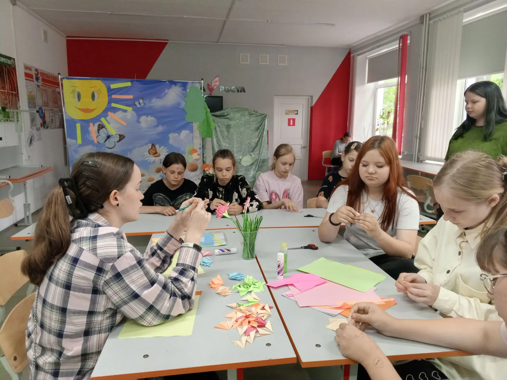 👫 Сегодня ребята из отряда "Экодозор" провели мастер-класс "Гвоздика- символ памяти", они изготовил