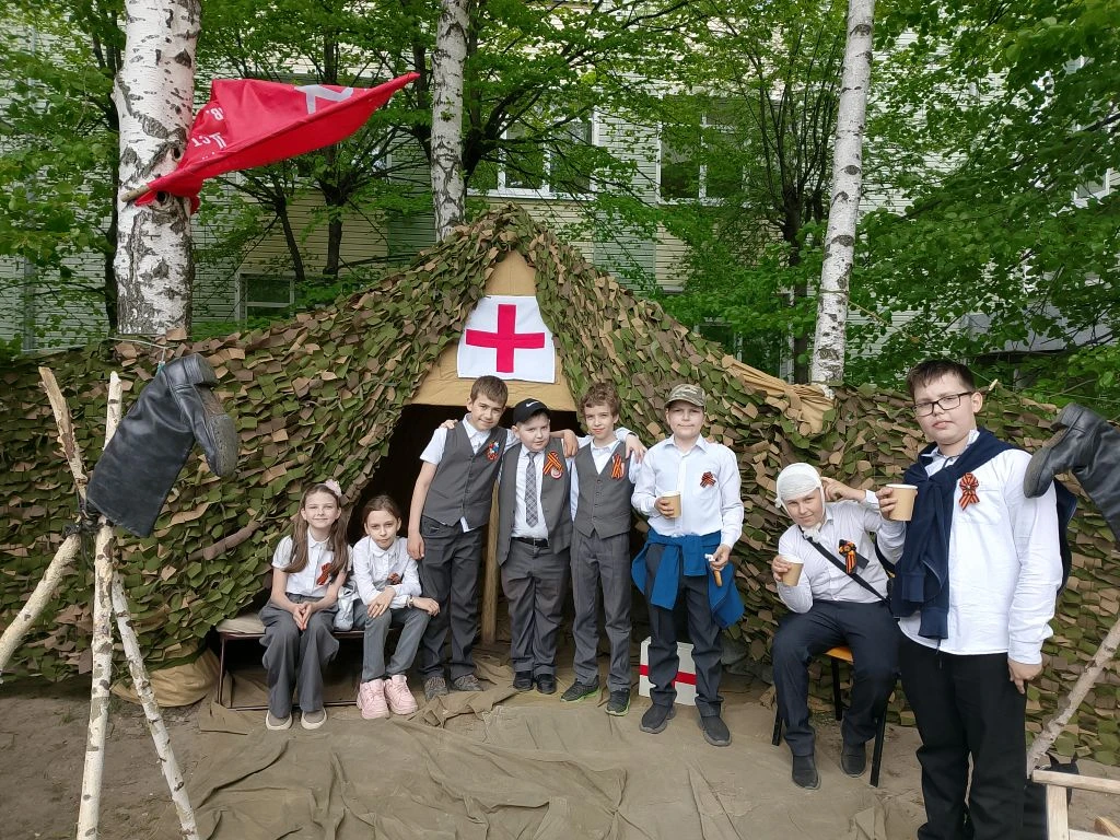 8 мая учащиеся 3 Б и 8 А класса посетили праздничное мероприятие, организованное  Академией ФСИН. Зр
