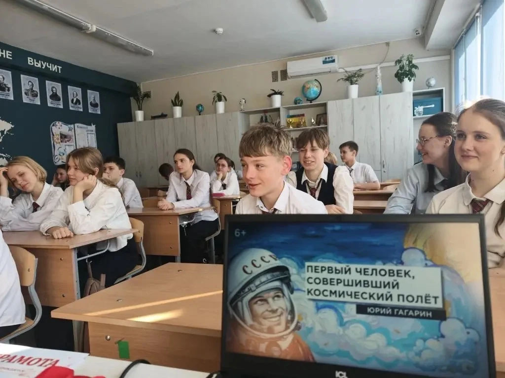 🇷🇺 Первый понедельник четвёртой учебной четверти начался с традиционной общешкольной линейки под Гос