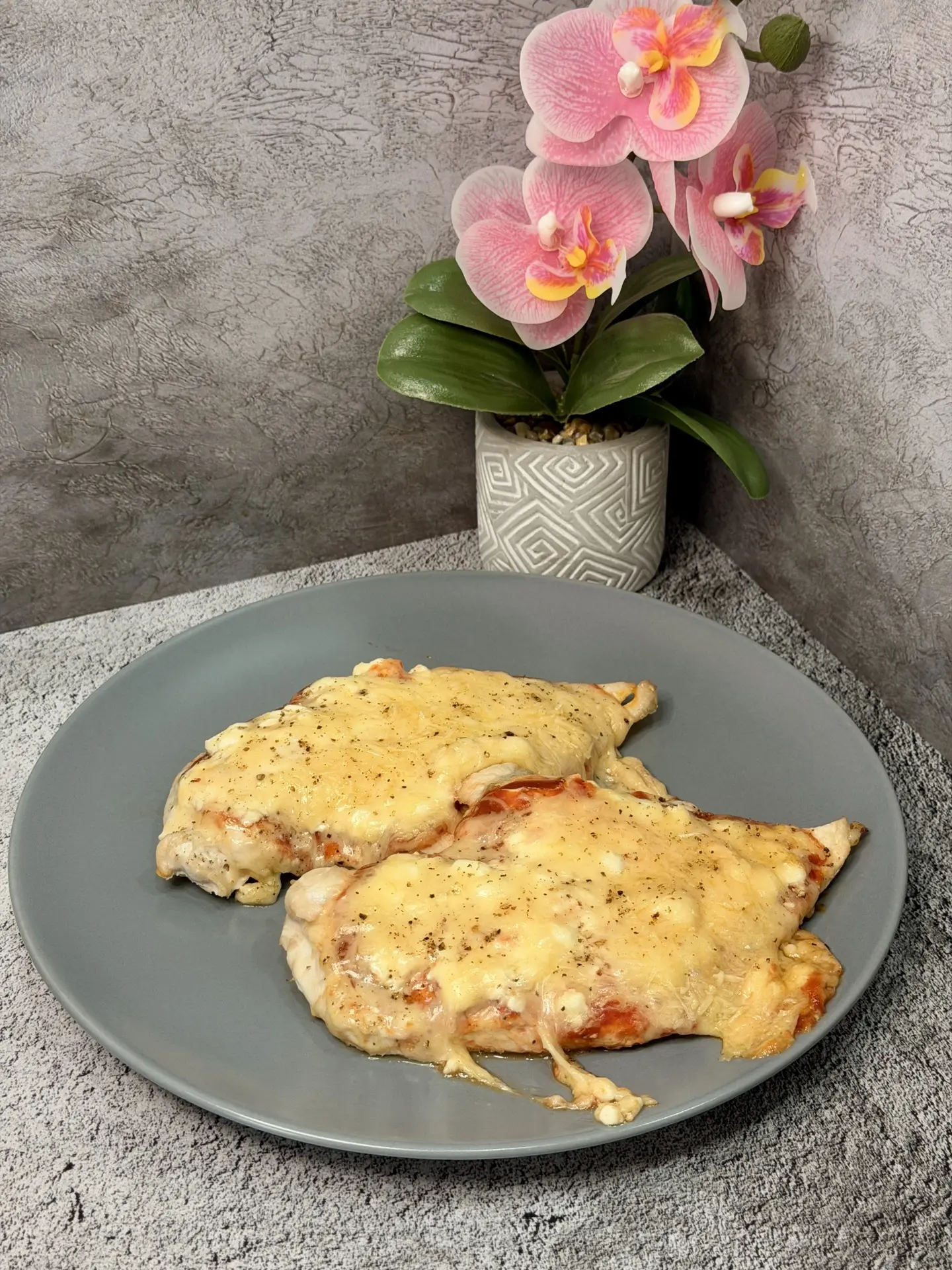 🍗Сочная курочка под шубкой🍗
Это блюдо — настоящая симфония вкуса и простоты: сочное, ароматное и с