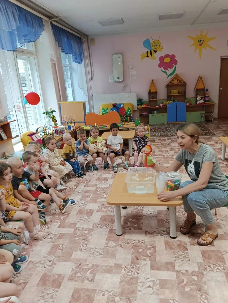 Сегодня к нам в гости приходила Маша! 🎉

Ребята провели опыты с водой — набирали в стаканы, перелив