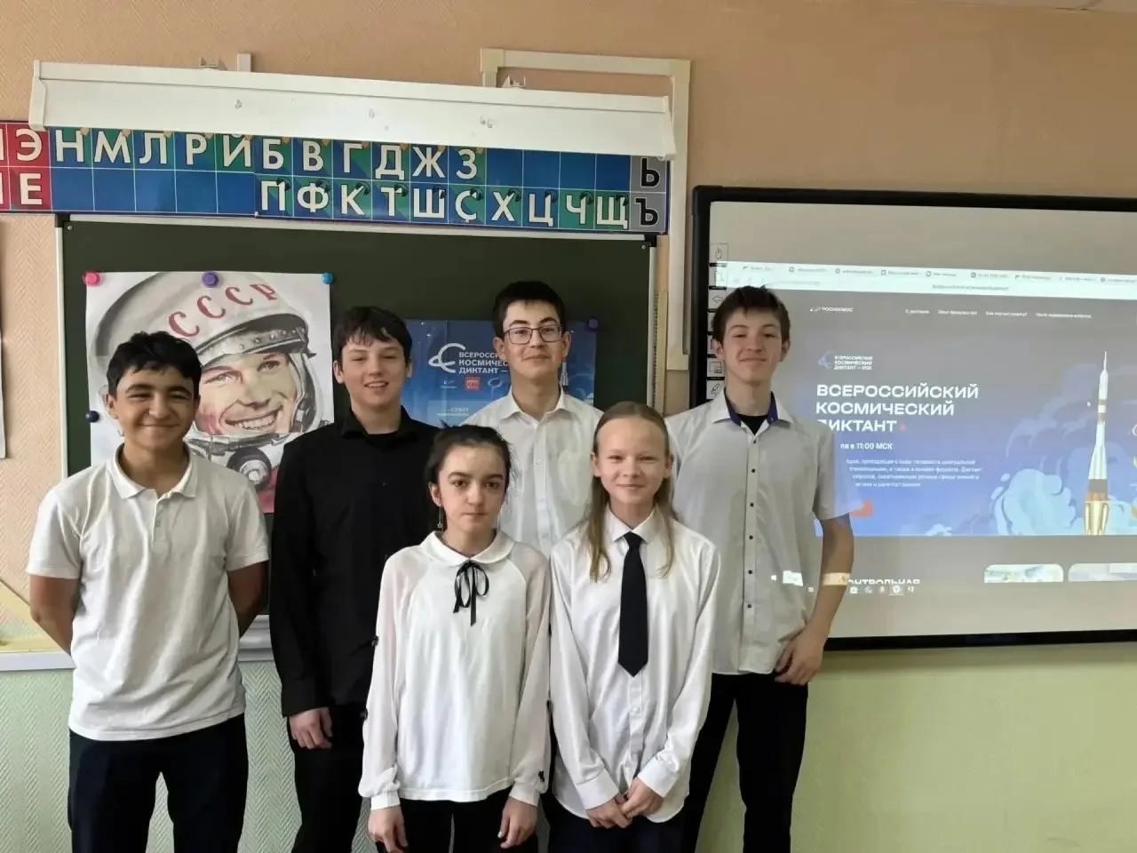 В рамках празднования Дня космонавтики в нашей школе (зд. Подмошье) прошёл захватывающий «Космически