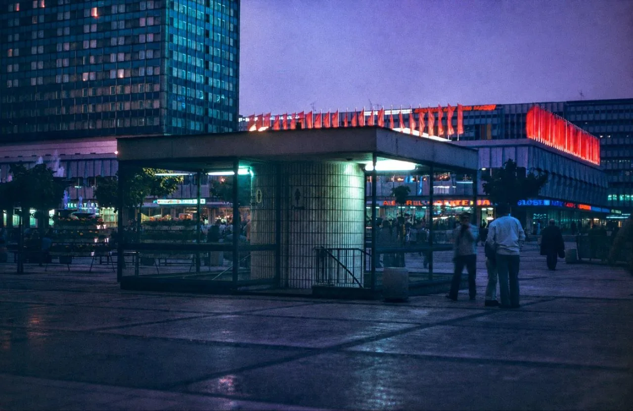 Вход в общественный туалет на Александерплац, Восточный Берлин, 1974