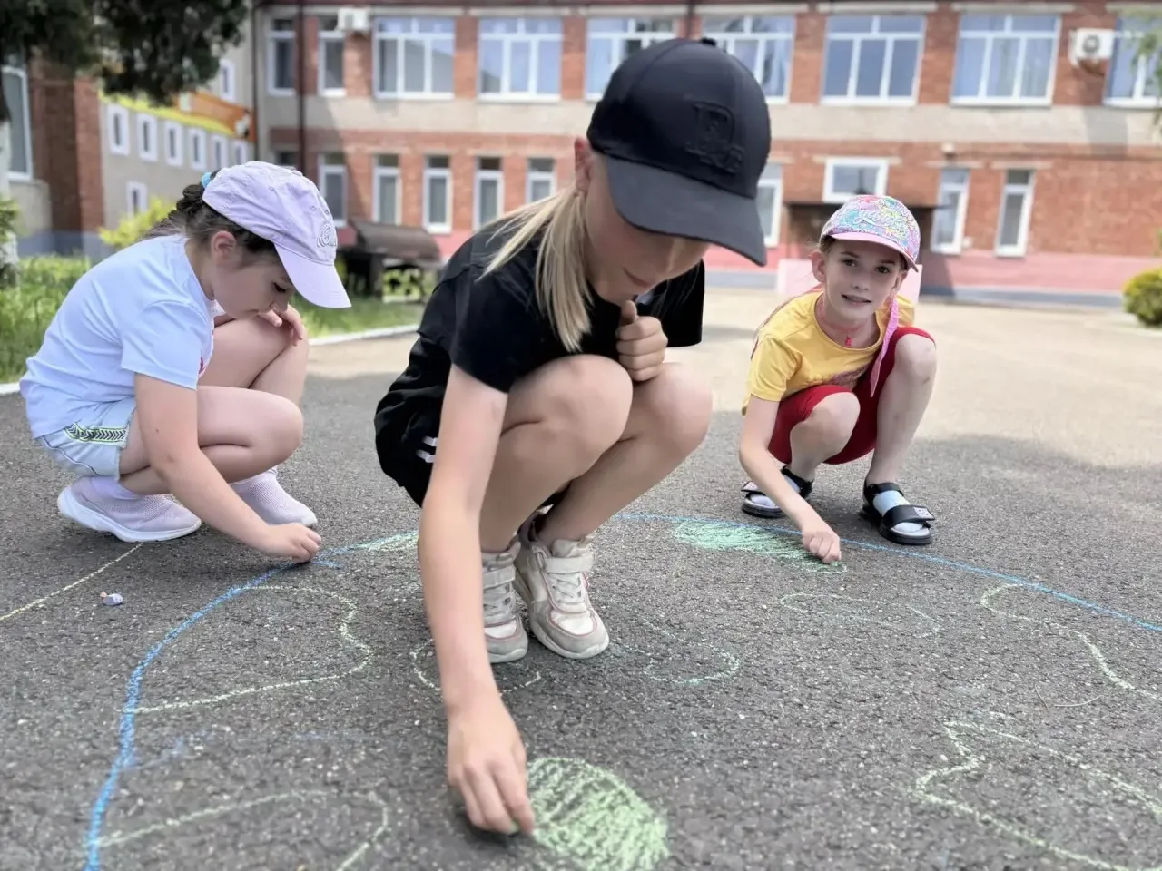 ✨Сегодня в нашем летнем лагере прошёл День эколога 🌿

🖌️Ребята рисовали на асфальте мелками яркие 