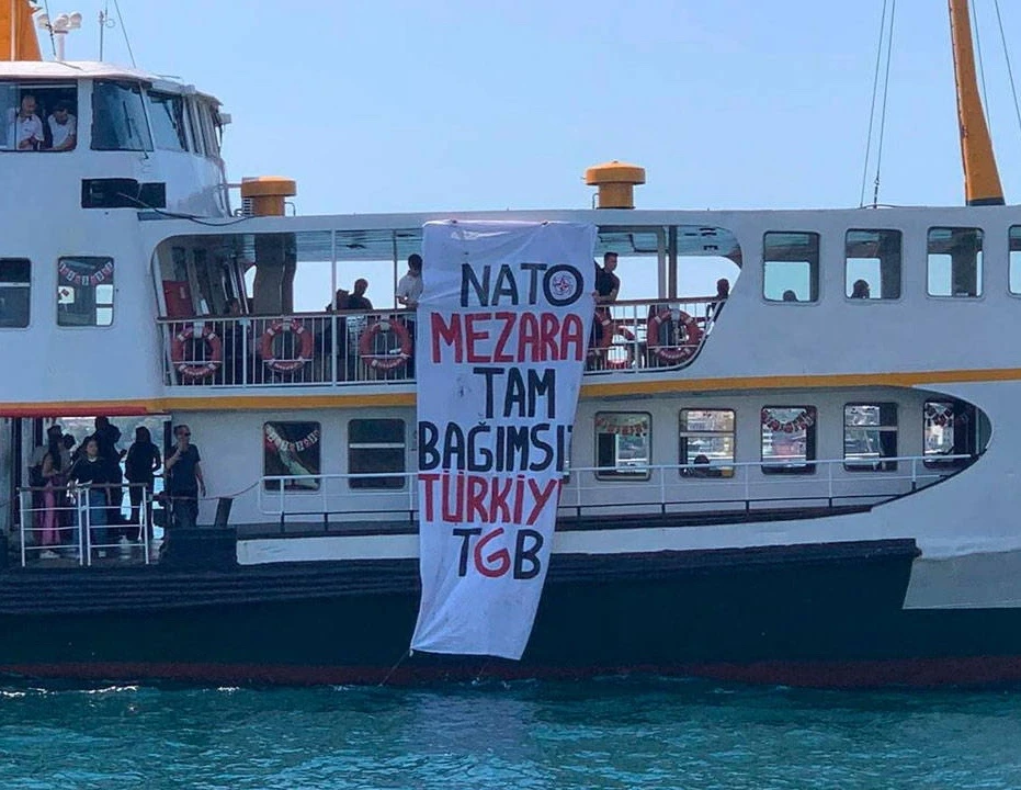 «НАТО в могилу, полностью независимая Турция»