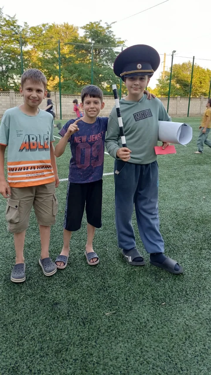 Готовятся к вечернему мероприятию по ПДД  👏