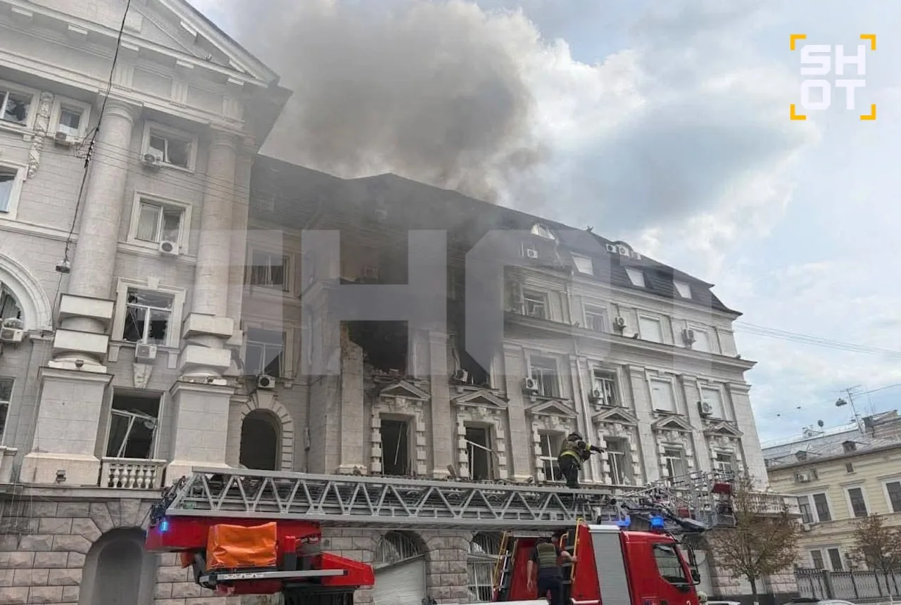 ВС РФ нанесли удар по зданию СБУ в центре Киева. Внутри произошёл взрыв и начался пожар