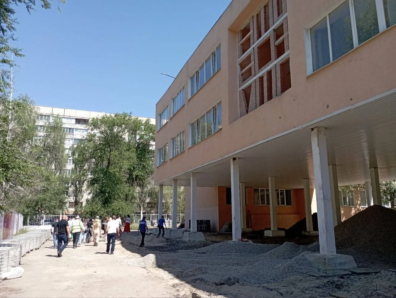 🚧 Строители из нашего региона активно работают над ремонтом Гимназии №52 в Луганске

Специалисты тр