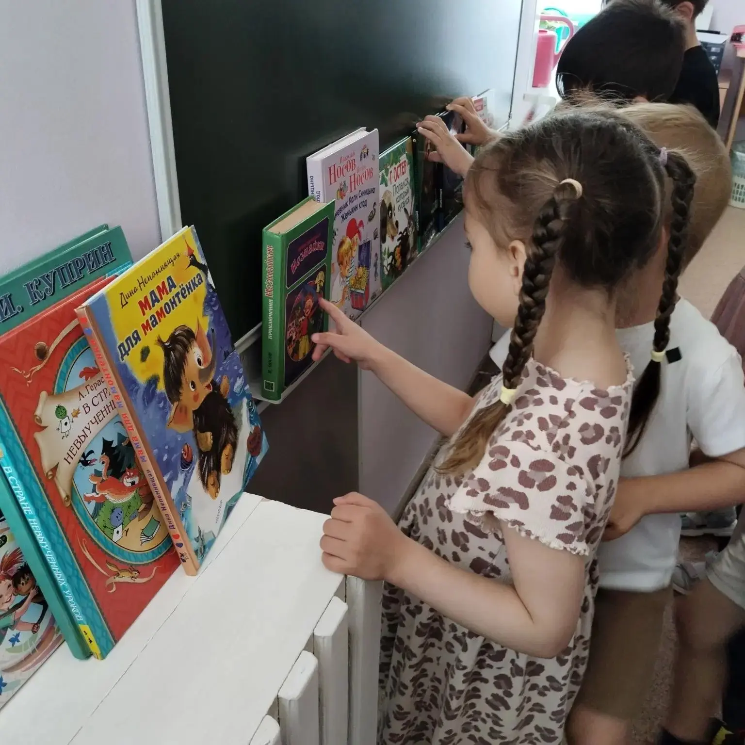 Любовь к книге не возникает сама по себе. Она рождается там, где взрослый сам увлечен ч...