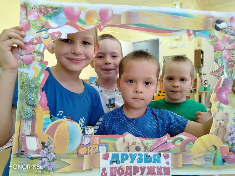Когда дети смеются от души — мир становится цветным. Их искренность напоминает нам о то...