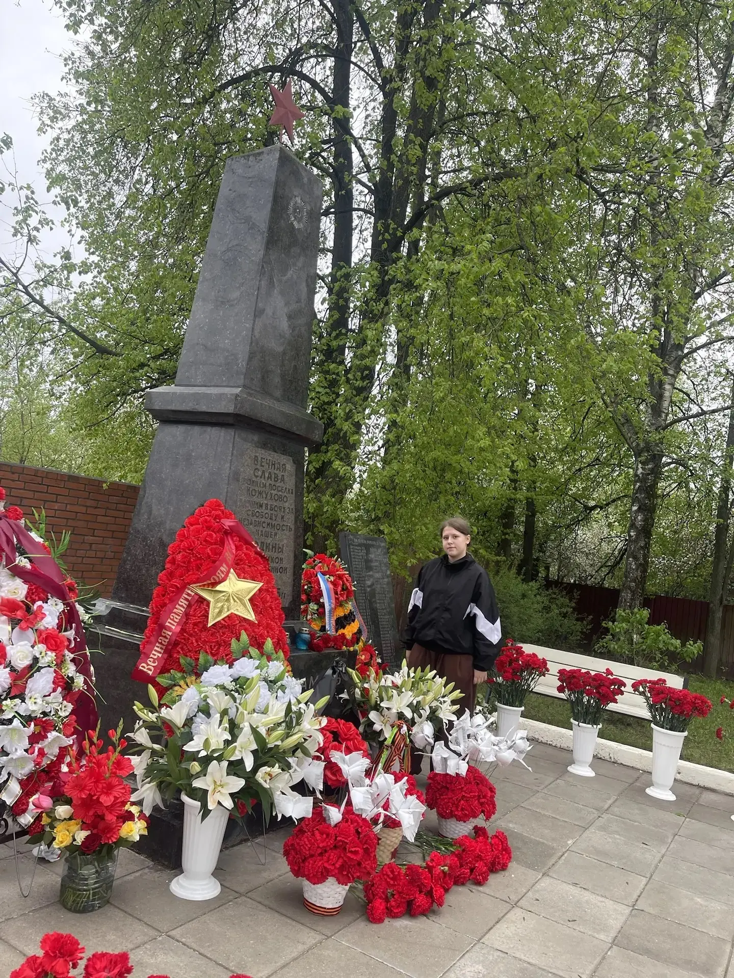 Помним и чтим подвиг героев  В День Победы активисты 6 «Р» класса вместе с классным руководителем Св