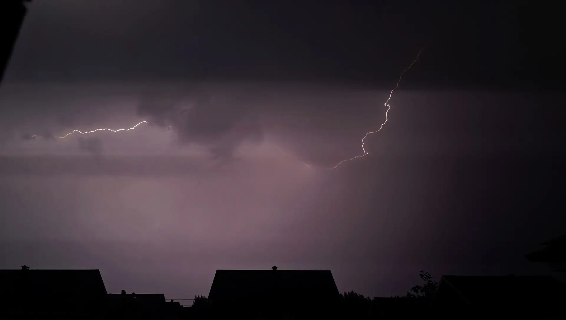 ⚡🌪️В Ярославской области вновь ожидается ухудшение погодных условий  🧑‍🚒Экстренное предупреждение вы