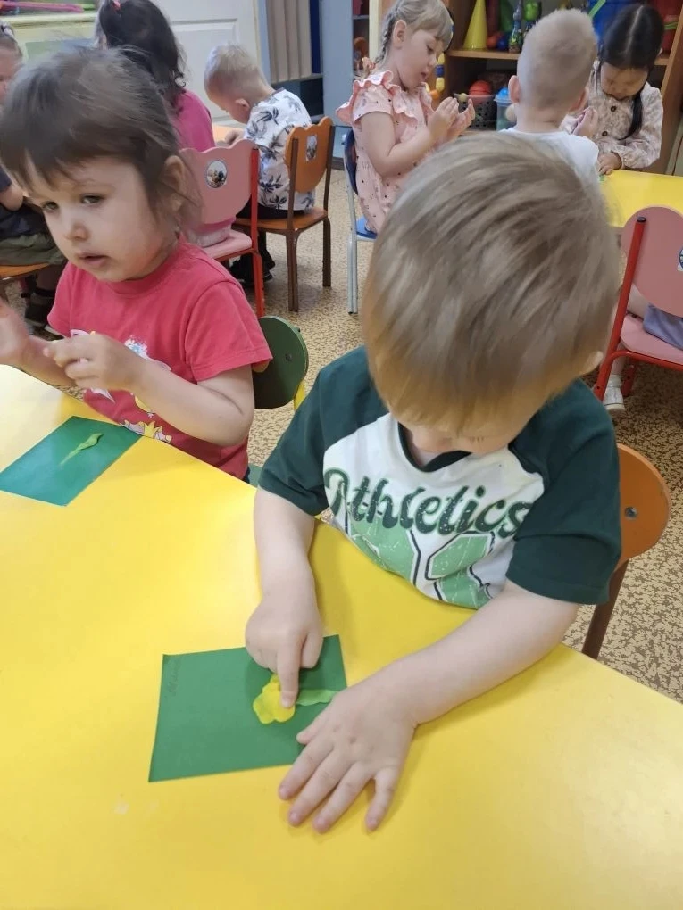 Лепка:<<Одуванчики на поляне>>в технике пластилинографии.