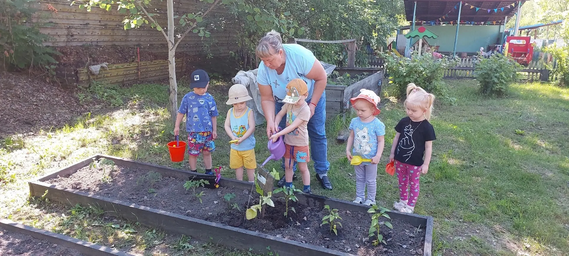 🌱 Маленькие овощеводы в деле! 🌱Сегодня ребята первой младшей группы превратились в настоящих овоще