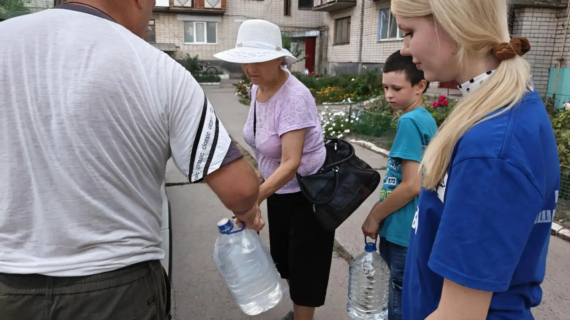 💧 Молодогвардейцы доставляют воду жителям с ограниченной мобильностью