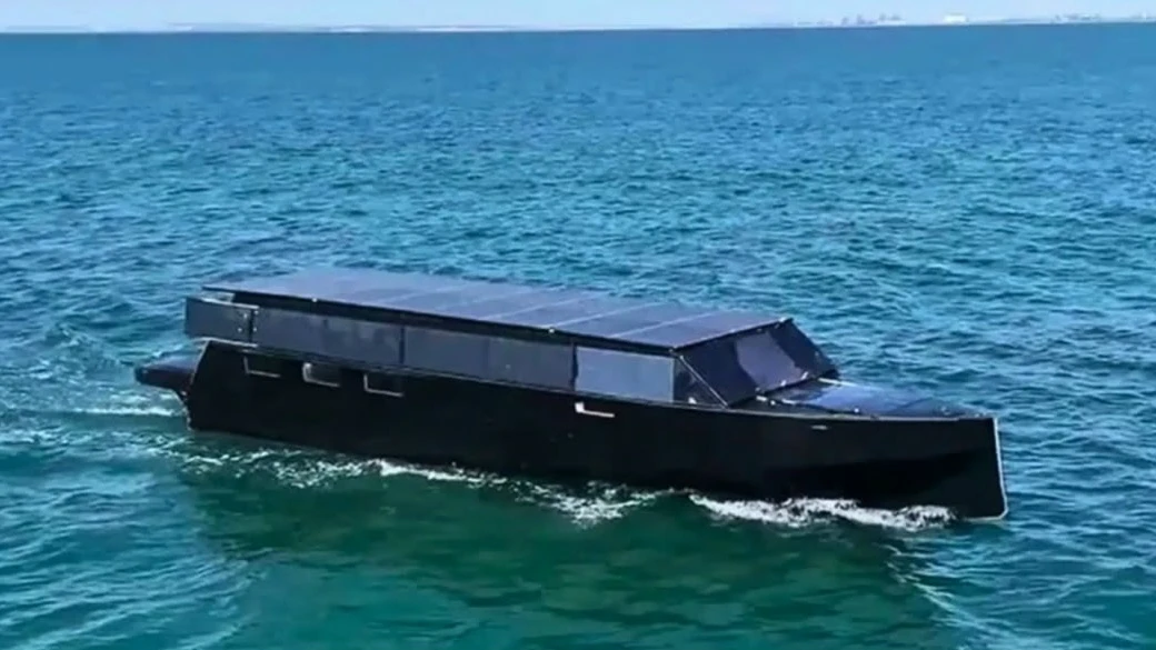 🇫🇮⚓🌊 Финский энтузиаст построил в сарае солнечную яхту и доплыл на ней до Ибицы