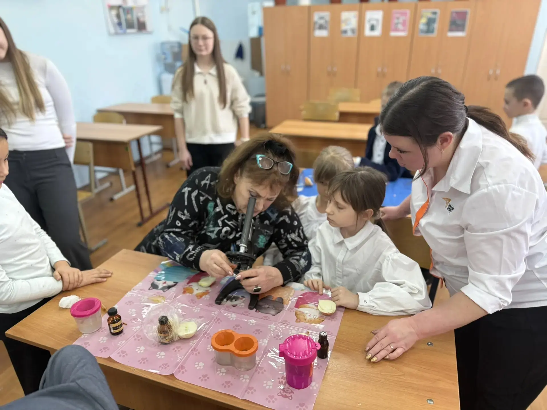 📣 Итоги прошедшей недели в школе №11🏫  🎎Начали неделю с важного события — открытия Года единства нар