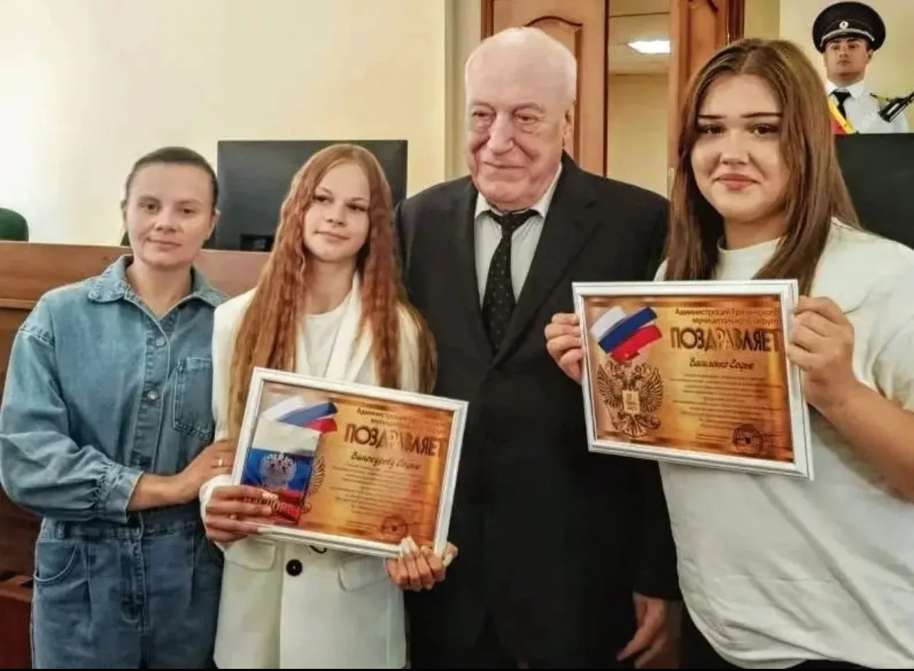 10 июня 2026 года активным ученицам   нашей школы Винокуровой Соне и Василенко Соне торжественно вру