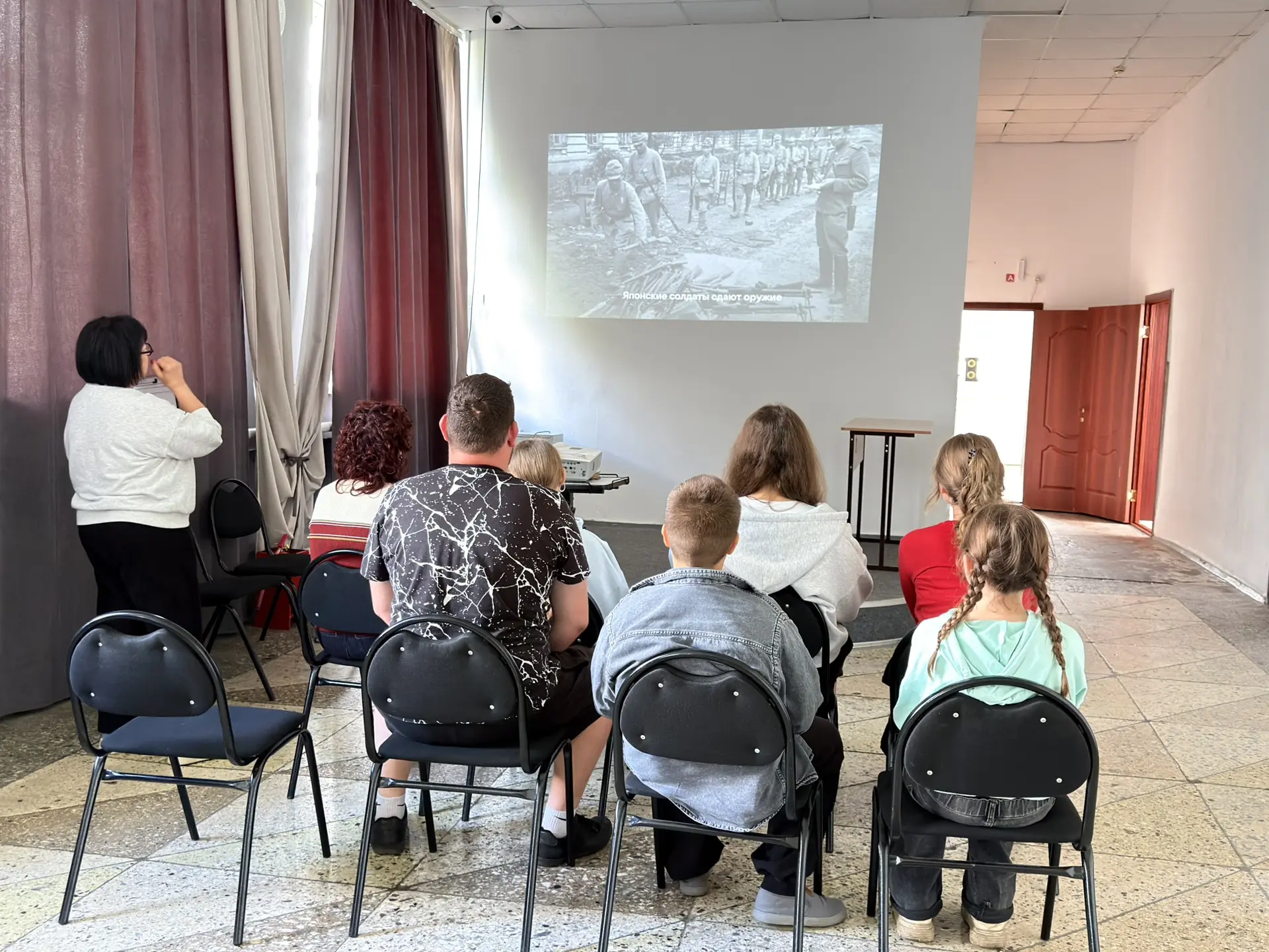 В Доме культуры «Высокий» для участников студий прошёл познавательный час «Подвиг во им...